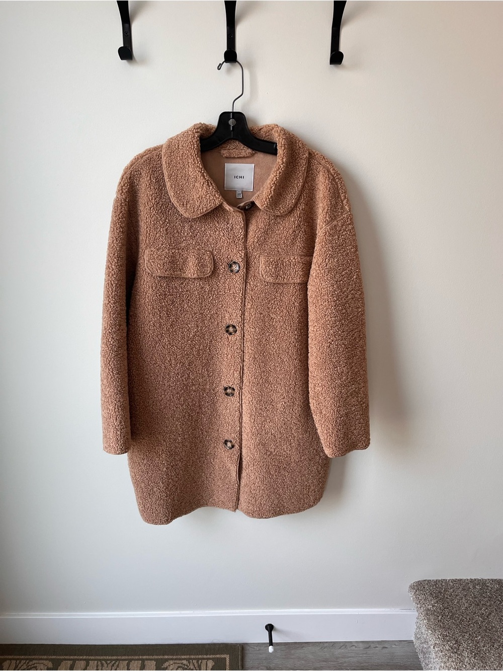 ICHI Women's Tan Faux Shearling Jacket
Size M
Excellent condition